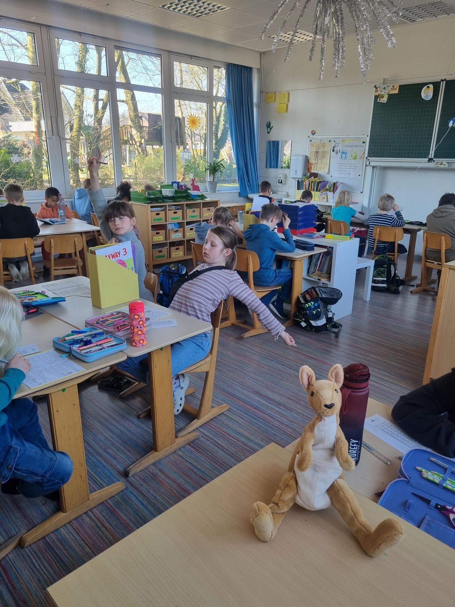 Kinder im Unterricht der Erwin-Roeske-Grundschule beim konzentrierten Lernen im Klassenraum