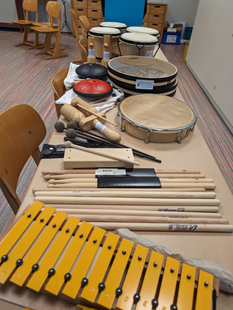 Neue Musikinstrumente wie Trommeln und Xylophon in der Erwin-Roeske-Grundschule ermöglicht durch den Förderverein
